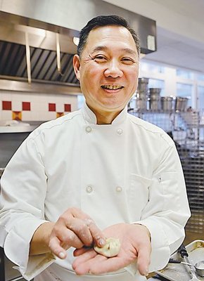 許建南展示他包好的餃子。 (記者簡一夫/攝影)