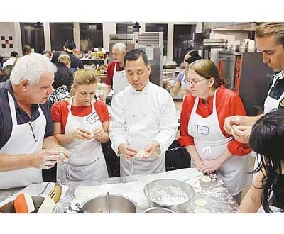 許建南在曼哈坦的烹飪學校The Institute of Culinary Education教烹飪,每個月只教一堂課總是堂堂爆滿。圖為許建南(左三)示範包水餃。 (記者簡一夫/攝影)