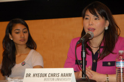 波士頓大學副教授漢姆(右),在記者會上討論亞太裔婦女罹患愛滋病問題。(記者劉開平/攝影)