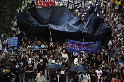 「反鷹抗暴行動組」3日下午遊行到灣仔警察局總部,抗議香港政府在李克強訪港時的保安處理手法。
