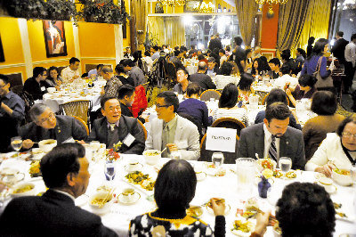 125名賓客品嘗侯圳生得獎牛肉麵。(記者關文傑/攝影)