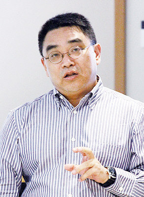 北大教授劉國恩在史大談中國醫改問題。(記者王慶偉/攝影)
