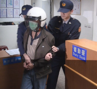 裝潢工黃棟樺酒後聽到越南籍妻子寧麗鳳罵他「去死一死算了」,盛怒下割寧女一刀,結果一刀斃命,警方將他移送法辦。(記者袁志豪/攝影)