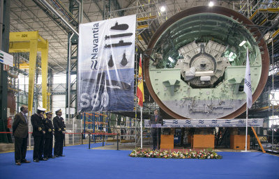 西班牙新設計的潛艦在完工前才發現超重70噸。圖為造艦廠前主任費格瑞拉斯(中)在去年11月發表演說的檔案照,旁邊為新潛艦的一座發動機。(美聯社)