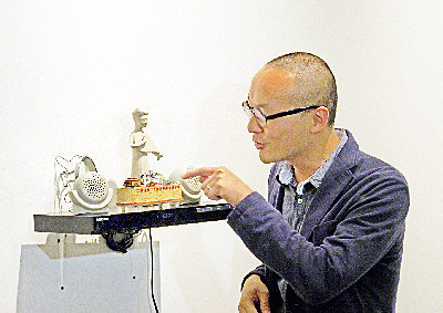 香港藝術家林東鵬在舊金山展出「好奇匣」,一些作品就地取材,在禮品店購買合成。 (記者關文傑/攝影)