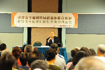 璩以中受邀和政府官員同台介紹健康最新動向,吸引大批民眾。