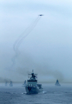 中俄海上聯演實兵演習結束,中俄海軍10日舉行海上閱兵式。(新華社)