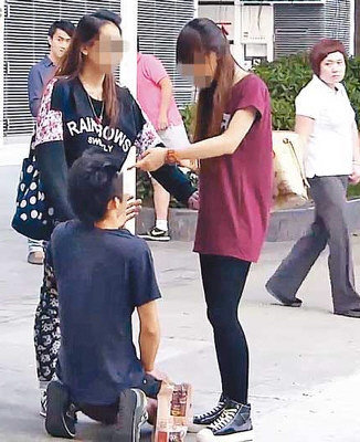 港男跪地激動自辯,女友人(左)扯其女友衣袖圖勸止。(圖:東方日報提供)
