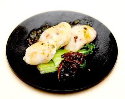費拉洛將海鮮製成海鮮漿,搭配台灣山蘇花,並用客家擂茶製作手法,將綠茶、花生、芝麻等搗成醬料,再製成「海鮮香腸」。(記者許振輝/攝影)