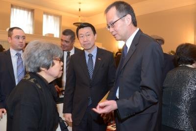 章文樑(右)代表馬英九向王洞表達慰問之忱。(記者許振輝/攝影)