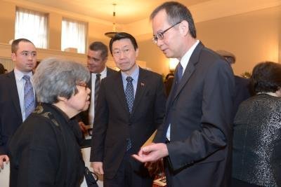 章文樑代表馬英九向王洞表達慰問之忱。(記者許振輝/攝影)