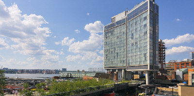 標準旅館建在曼哈坦的高架橋上,景觀極好。(取材自Standard Hotel官網)
