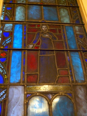 彩繪玻璃窗中的蔣宋美齡肖像，穿著藍色中式袍裙，帶有悲天憫人的神情。（記者馮兆音/攝影）

