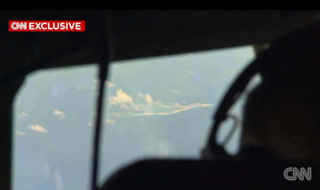 P-8A「海神」偵察機偵察中國在南海填土造島。