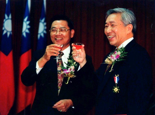 1994年時經濟部長江丙坤（左）頒發羅益強（右）一等經濟獎章。（本報資料照片）