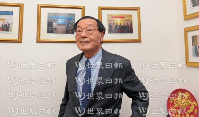 趙錫成接受世界日報專訪。(記者許振輝/攝影)