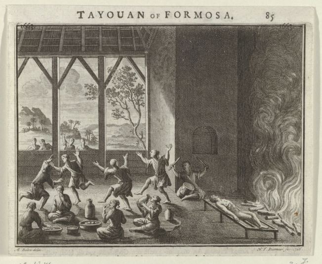 17世紀出版的「荷使第二次及第三次出訪大清帝國記」一書，描繪福爾摩沙人（平埔族）在族人過世後（畫面右）以火烤乾屍體並在旁舉行祭儀的情景。（圖：史前館提供）