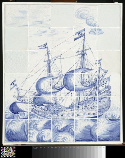 荷蘭國家博物館典藏17世紀以青花繪製的VOC（荷蘭東印度公司）商船磁磚，呈現VOC商船底層還設了數十管大砲。（圖：史前館提供）