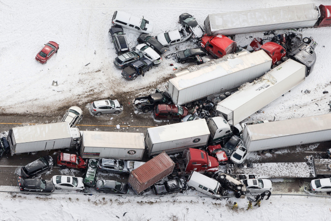 宾州13日暴风雪，Fredericksburg地区的高速公路上发生严重的连环车祸，连结车与轿车撞成一团。（美联社）