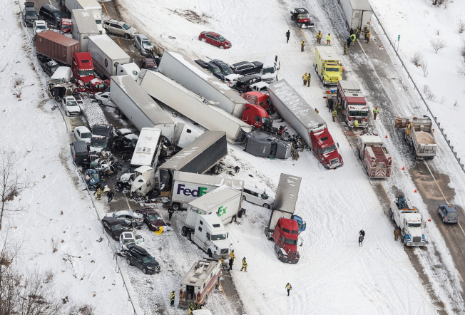 宾州13日暴风雪，Fredericksburg地区的高速公路上发生严重的连环车祸，连结车与轿车撞成一团。（美联社）