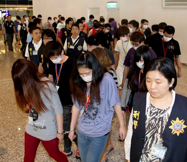 台灣詐騙集團全球走透透,圖為台灣人在菲律賓設置電信機房詐騙兩岸華人,涉案的台籍犯嫌在菲國被逮後,其中35人於2014年4月24日由菲國移民局官員押抵桃園機場。(本報資料照片)