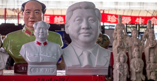 中國國家主席習近平4月22日至23日出席宗教工作會議,強調中國要防範宗教極端思想侵害。圖為北京潘家園舊貨市場的店家,在佛像旁陳列毛澤東與習近平雕像。(Getty Images)