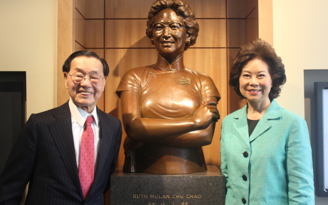 哈佛商學院最新高級管理教育大樓—趙朱木蘭中心舉行落成揭幕典禮。圖為趙錫成博士和美國第24任勞工部長趙小蘭(右)與中心內的趙朱木蘭銅像合影。(記者劉晨懿之/攝影)