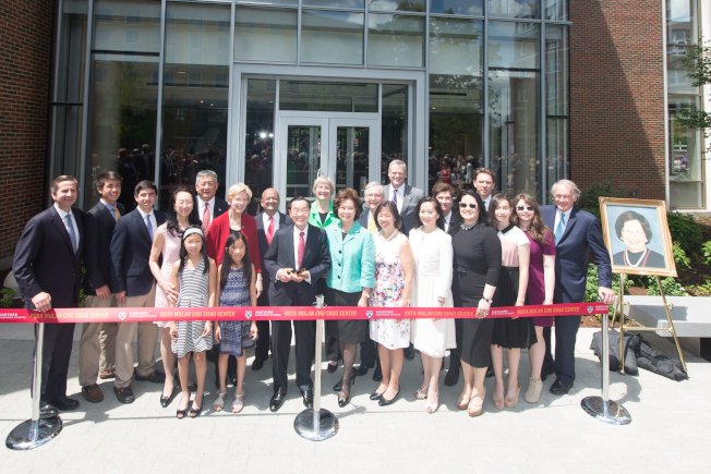 哈佛商學院最新高級管理教育大樓—趙朱木蘭中心6日舉行落成揭幕典禮。圖為趙錫成博士(中)攜家人和嘉賓剪綵。(記者呂賢修/攝影)