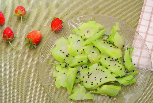 涼拌綠花菜梗。(翠軒攝影)
