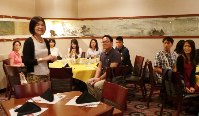 經文處教育組長黃薳玉(立者)期勉成大精英培育班學生開擴國際視野與經驗。(記者唐嘉麗/攝影)