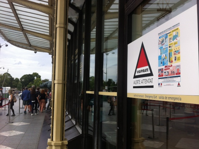 法國今夏的觀光業收益明顯比去年同期慘淡,巴黎奧塞美術館前排隊人潮稀落。(中央社)