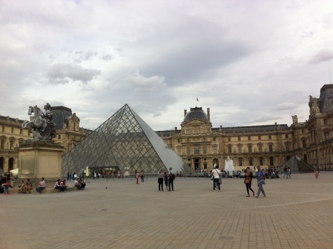 法國今夏的觀光業吸引力明顯不如去年同期,巴黎羅浮宮前人潮比以往稀落。(中央社)