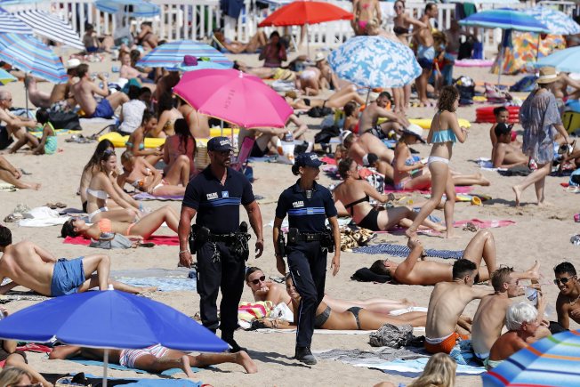法國尼斯發生恐怖攻擊後,坎城警方也在海灘加強巡邏。(歐新社)