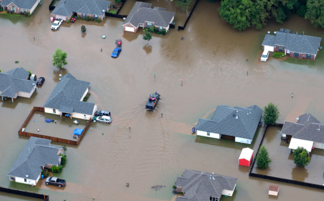 美國南部因連日豪雨而發生500年來罕見的歷史性洪災，災情慘重的路易斯安納州已造成三人死亡。（美聯社）
