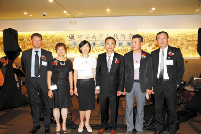 李垣麟(右三)連任矽谷美華科技商會會長。(記者李榮/攝影)