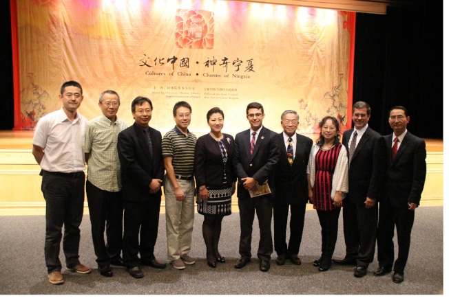 中國駐紐約總領事館副總領事張美芳(左五)、領事王軍(右一)、及寧夏僑務處長赫小練(左一)等合照。(記者張瓊月/攝影)