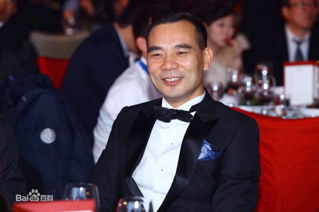 安邦保險集團董事長吳小暉勤奮刻苦，是個「工作狂」。（取材自百度百科）