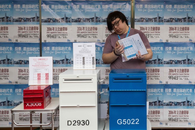 香港4日舉行立法會換屆投票，一名選務人員一早正在清點選票。(Getty Images)