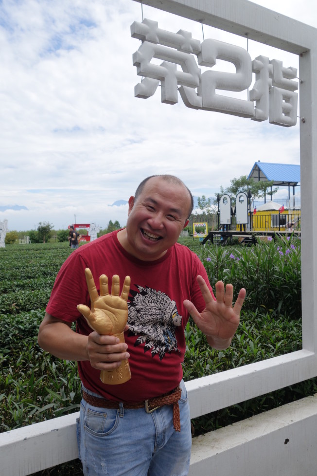 南投縣長順名茶負責人楊國珍跨足連鎖茶飲和觀光產業，創設的「茶二指故事館」已成熱門景點。（記者賴香珊／攝影）