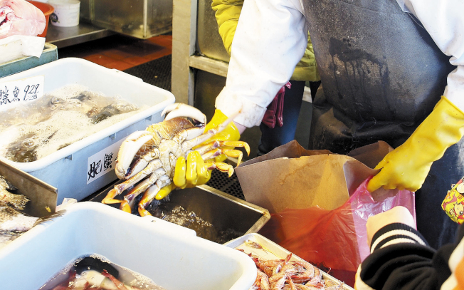 灣區特產海鮮鄧金斯蟹(Dungeness crab)。(記者關文傑攝影)