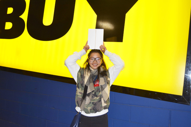 李思思排了五小时的队伍，买到iPad后喜笑颜开。