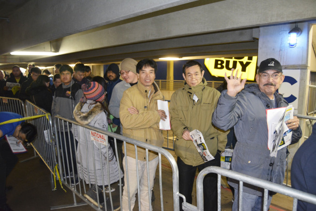 百思买门外排起上千人的队伍，华人为买心仪的产品甘愿排五、六小时的长队。(记者俞姝含/摄影)