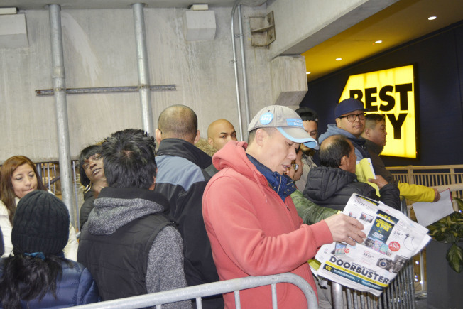 在开门前，华人顾客还在研究百思买折扣，为进门后找到最想要的东西做准备。(记者俞姝含/摄影)