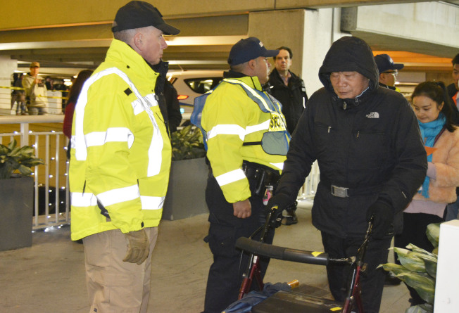 马先生连续七、八年推著轮椅也来排队。(记者俞姝含/摄影)