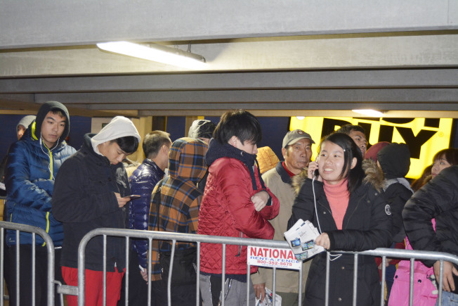 百思买门外排起上千人的队伍，华人为买心仪的产品甘愿排五、六小时的长队。(记者俞姝含/摄影)