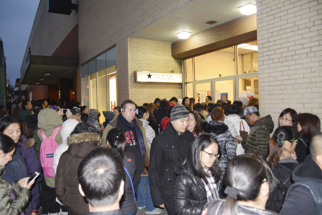 下午5时开店的梅西百货公司门口挤满了人。(记者俞姝含／摄影)