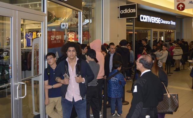 Adidas和Converse等运动品牌门口也排起长龙。(记者俞姝含/摄影)