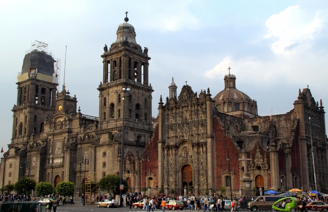 大教堂歷時240年才建成，綜合了多種建築風格。