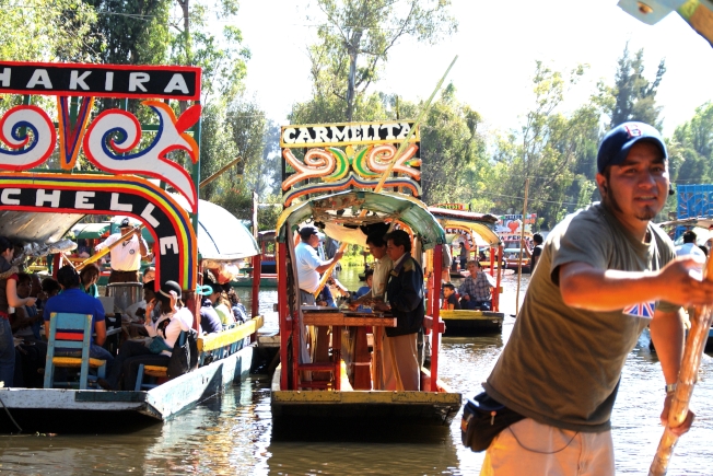 艄公撐船穿梭於索茲米科水鄉的狹窄水道中。