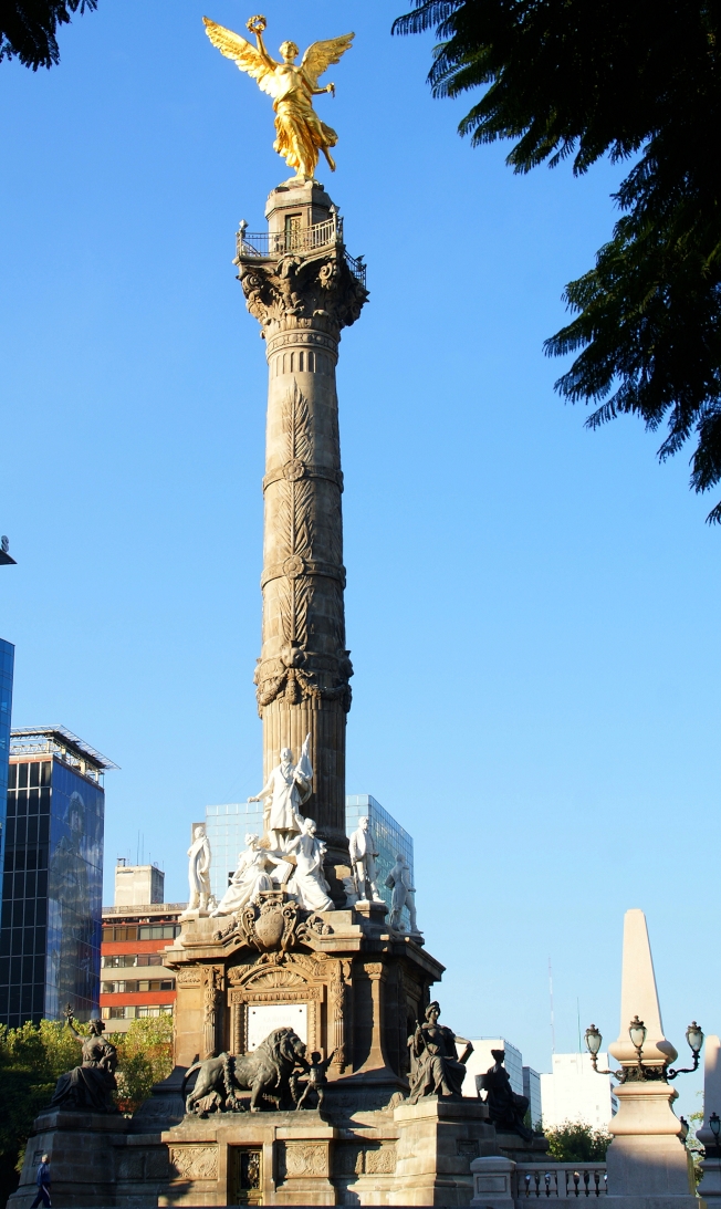 改革大道獨立紀念碑，頂端是一尊金色的天使。